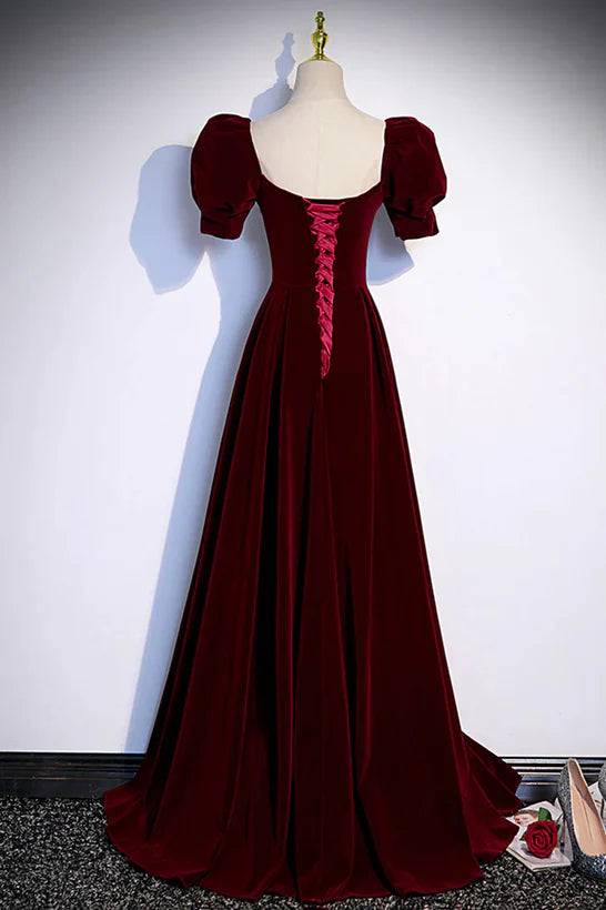 Robe de bal longue et simple rouge vin, coupe trapèze, manches courtes